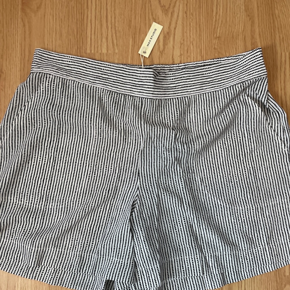 NWT Max Studio Light Weight Pull On Stretch Waist Black and White Shorts Size 1X - Picture 4 of 6